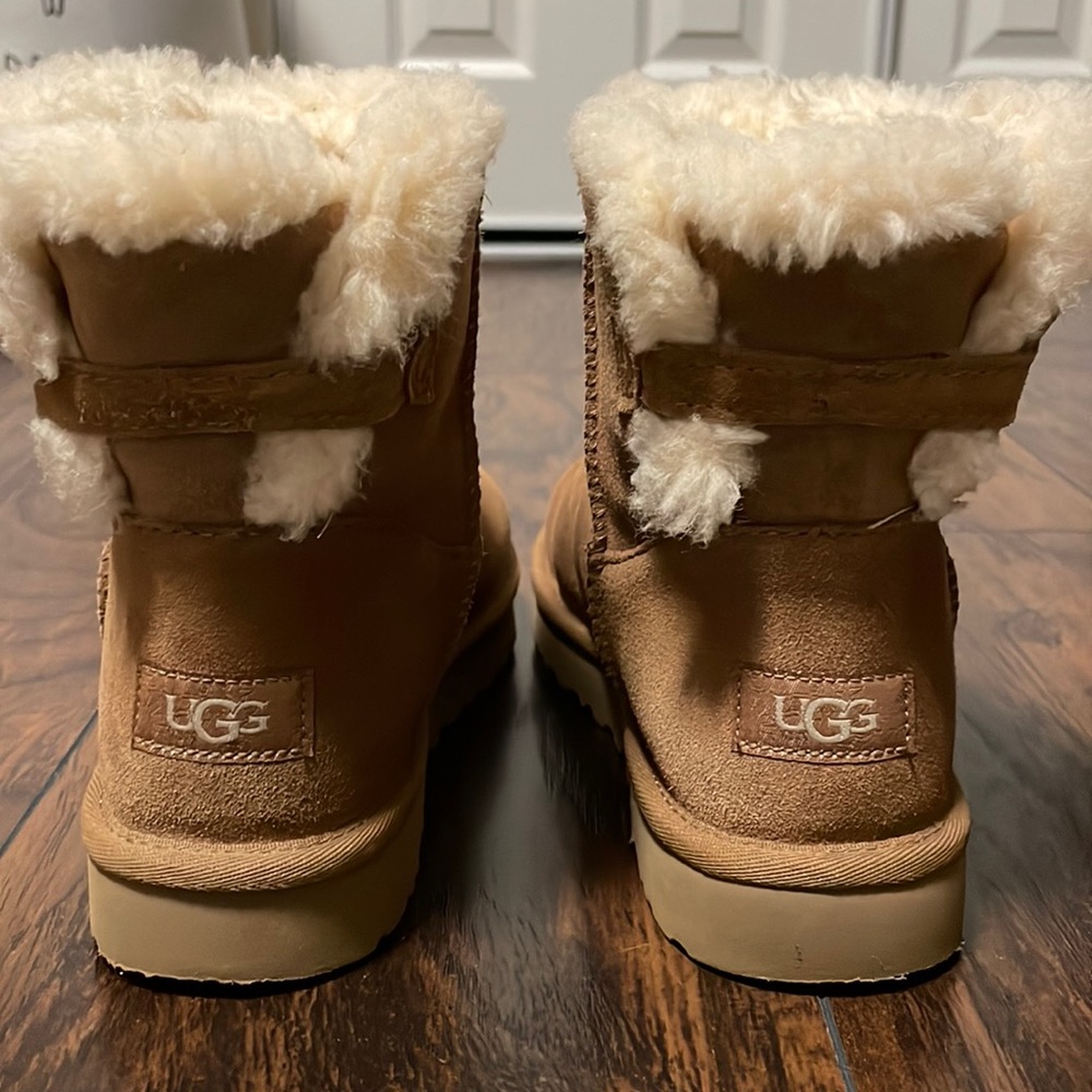Worn once short Bailey Uggs